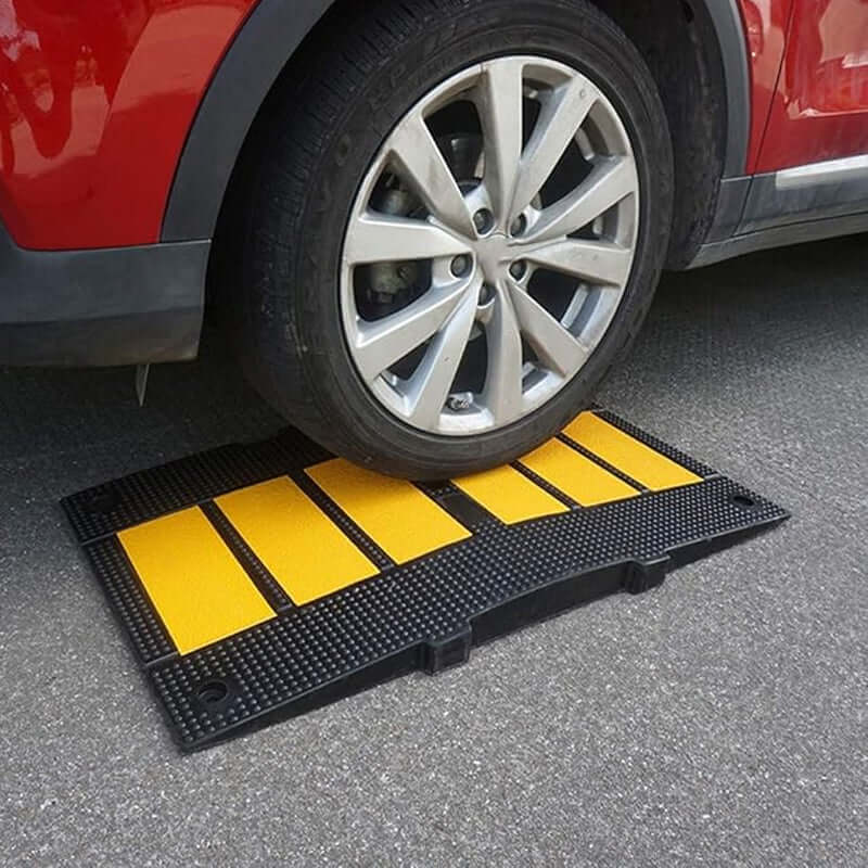Speed cushion middle piece with car