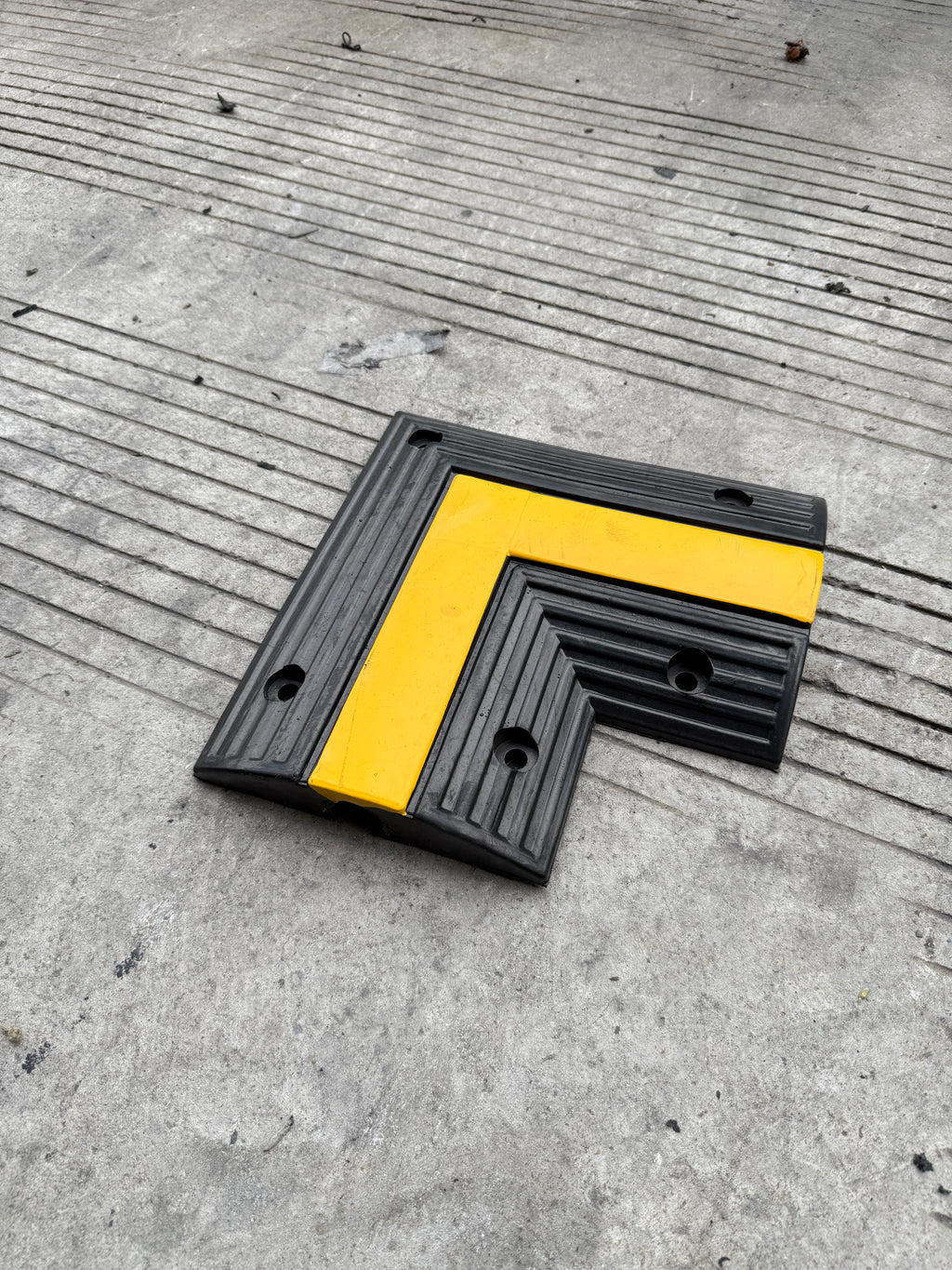 Heavy Duty Rubber Bunding – Corner Section
