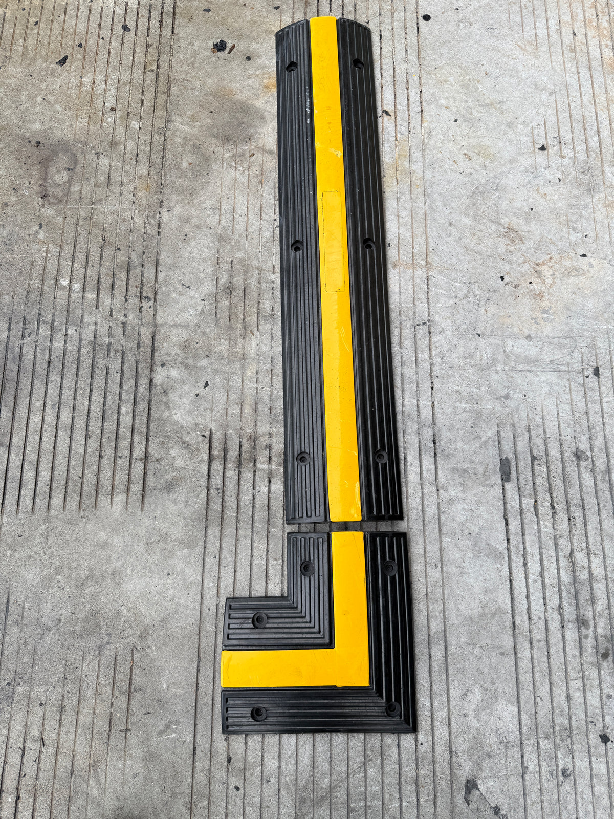Heavy Duty Rubber Bunding – Corner Section